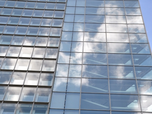 Spegelung von Wolken in der Fassade eines Hochhauses